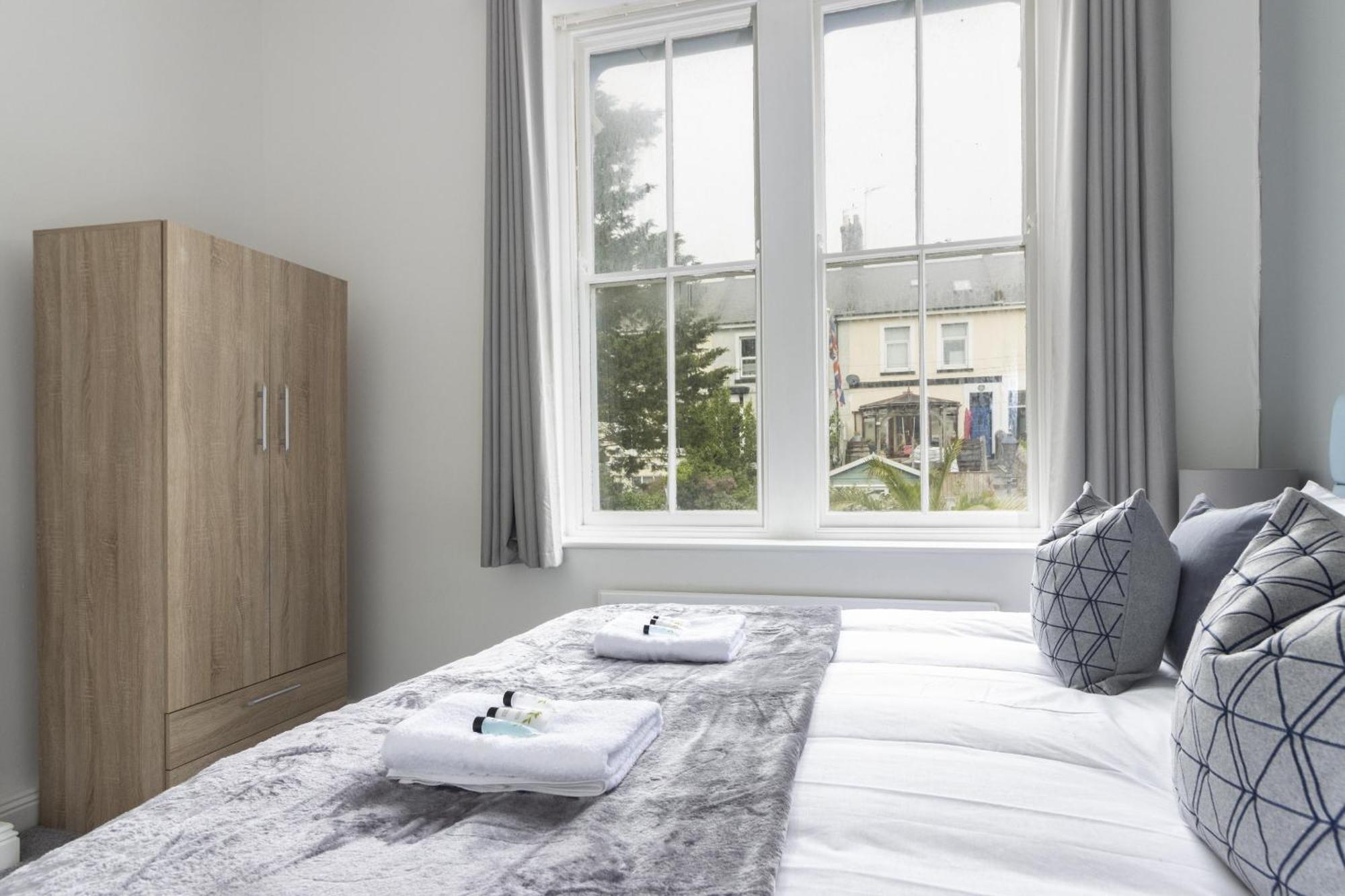 Alexandra - Large 3 Bed Perfect For Contractors, Free Parking, Fast Wifi And Great Value! Apartment Plymouth Bagian luar foto